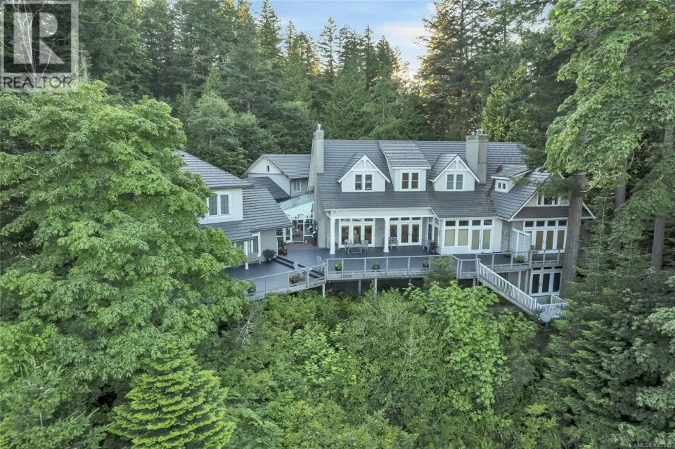 Superb, custom-built main residence.