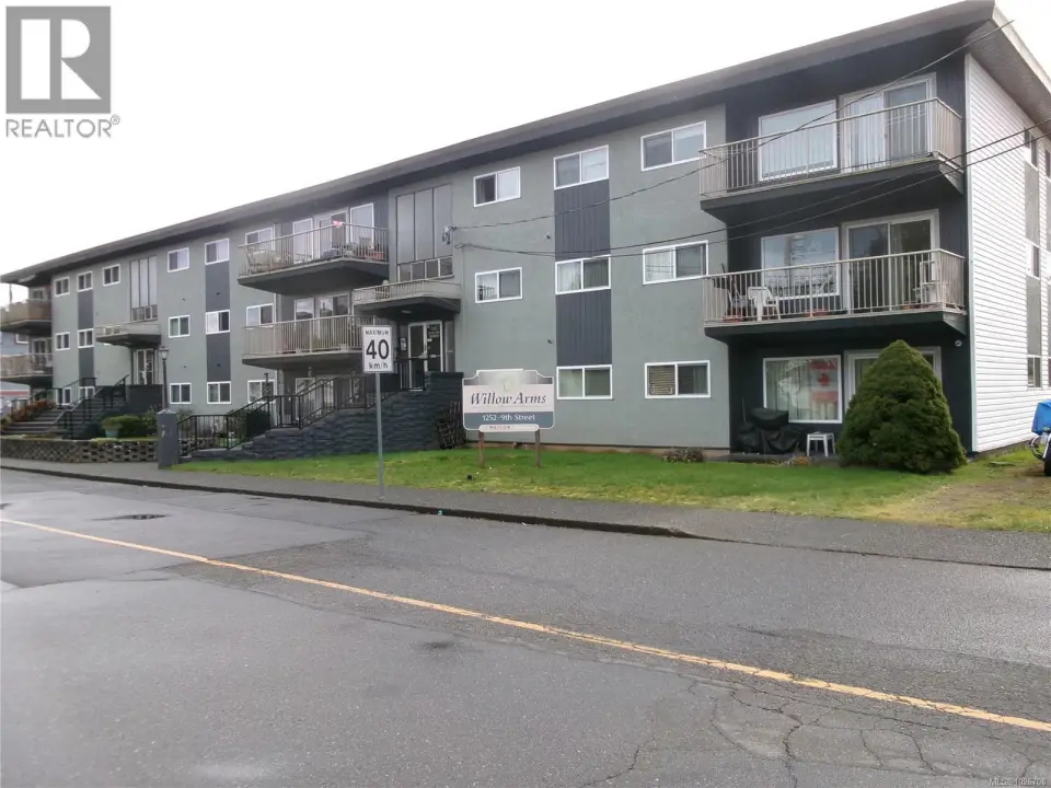 View of apartment building / complex