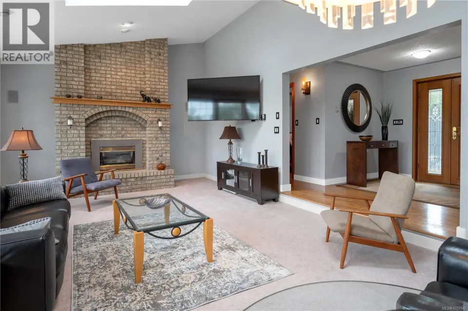PHOTOS FROM PREVIOUS LISTING
