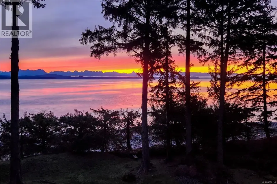 1 acre walk on waterfront home on the south end of Quadra Island