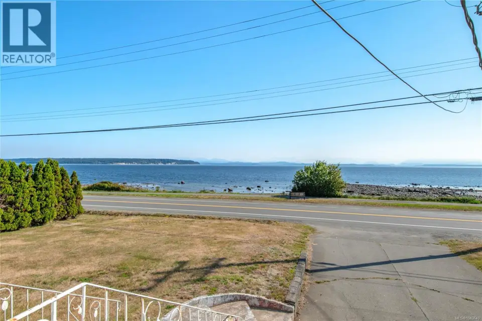 Perfect investment opportunity! Our famous ''Seawalk'' is directly across the road, and low tide exposes sandy beach sections only steps from your front door!