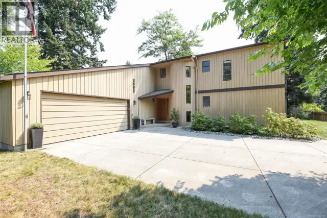 8892 Henderson Ave