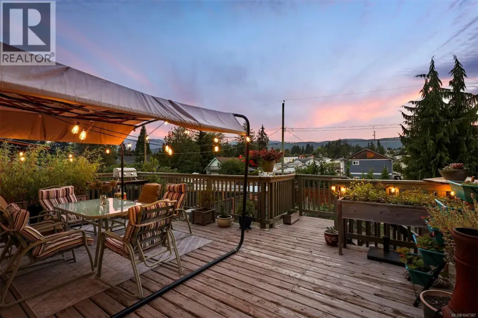 Spacious deck and lovely mountain views!