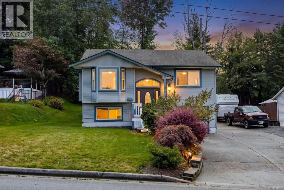 Well cared for home with 3 beds/3 baths. 2 beds/2 baths upstairs. 1 bed/1 bath downstairs. You can use as 1 home or you can rent out the suite and keep the upstairs for yourself.