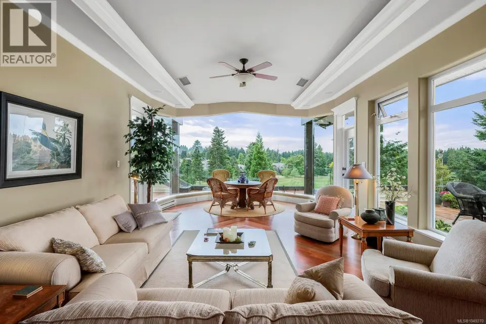 25' Living Room with spectacular light
