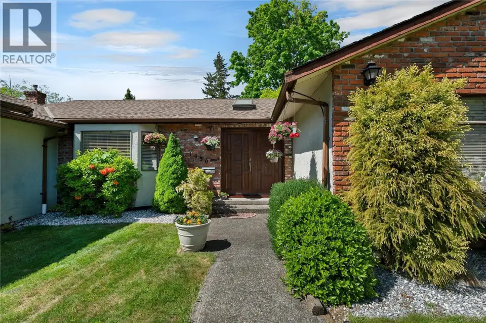 1930 Gillian Pl, Campbell River