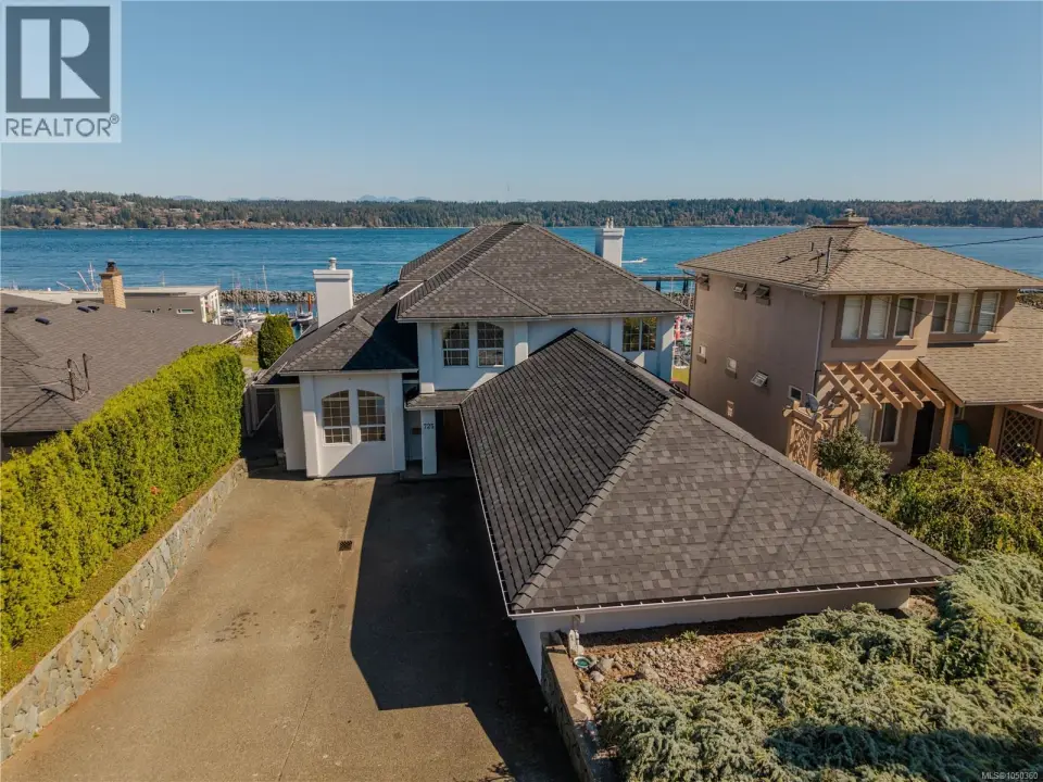 Presenting 725 Thulin Street