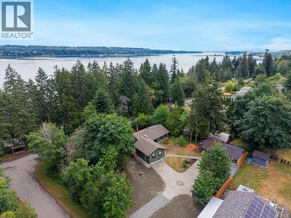 Spacious corner lot close to the ocean
